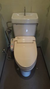トイレ　前